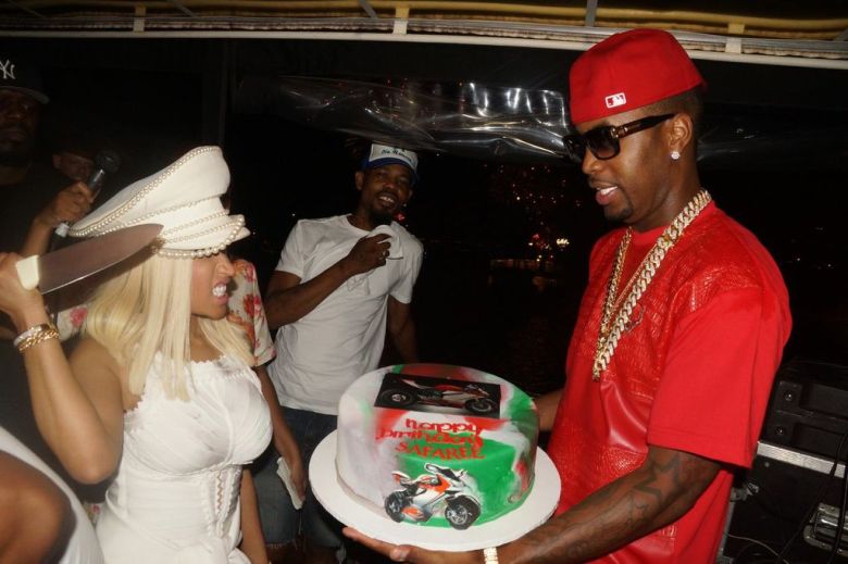 nicki minaj cuts the cake 4